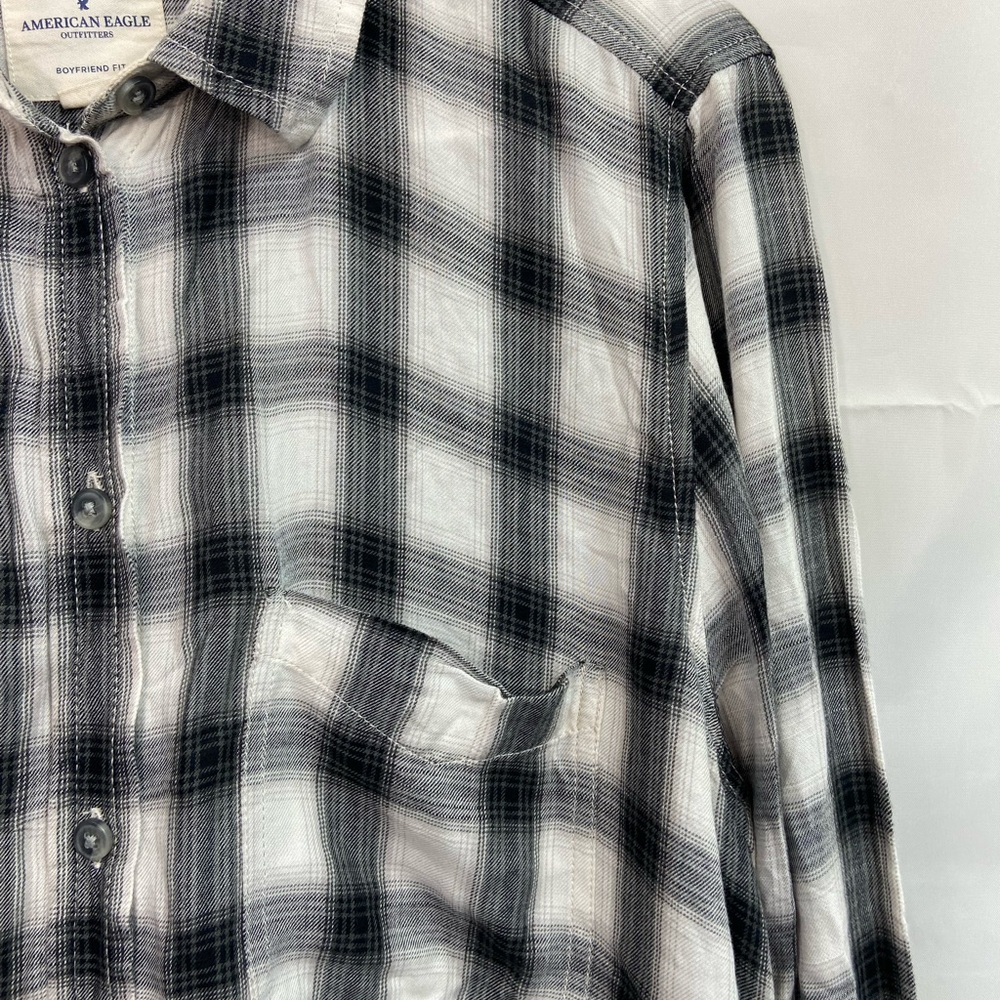 EUC American Eagle women’s black white plaid relaxed boyfriend fit button‎ shirt - Picture 3 of 7